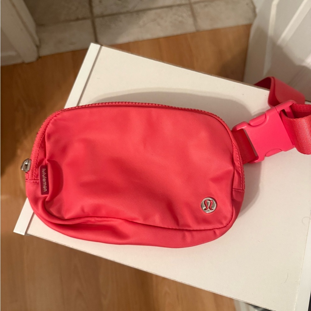 Lululemon Everywhere Belt Bag 1L in Coral